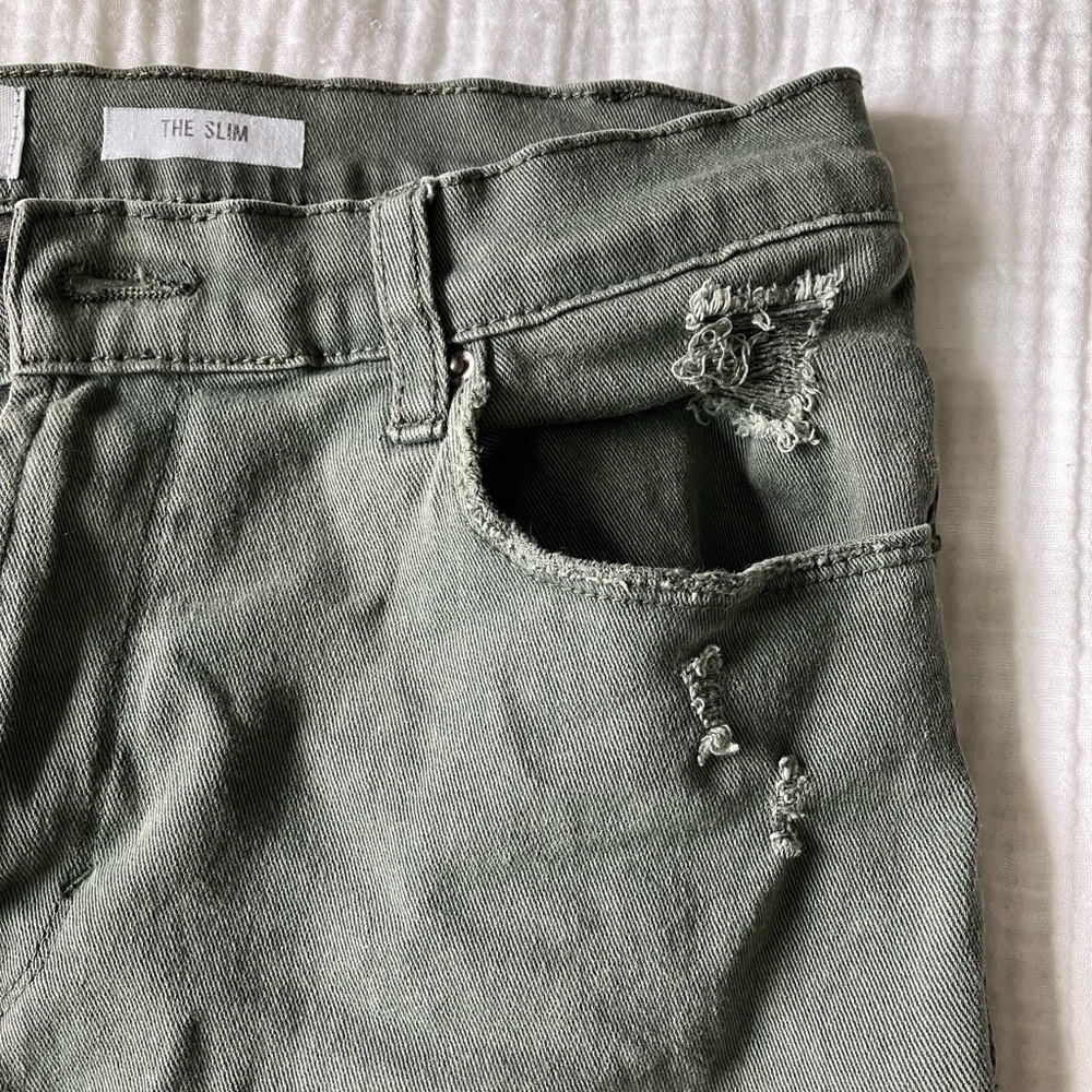 Kensie slim green jeans EUC 4/27 with distressing
